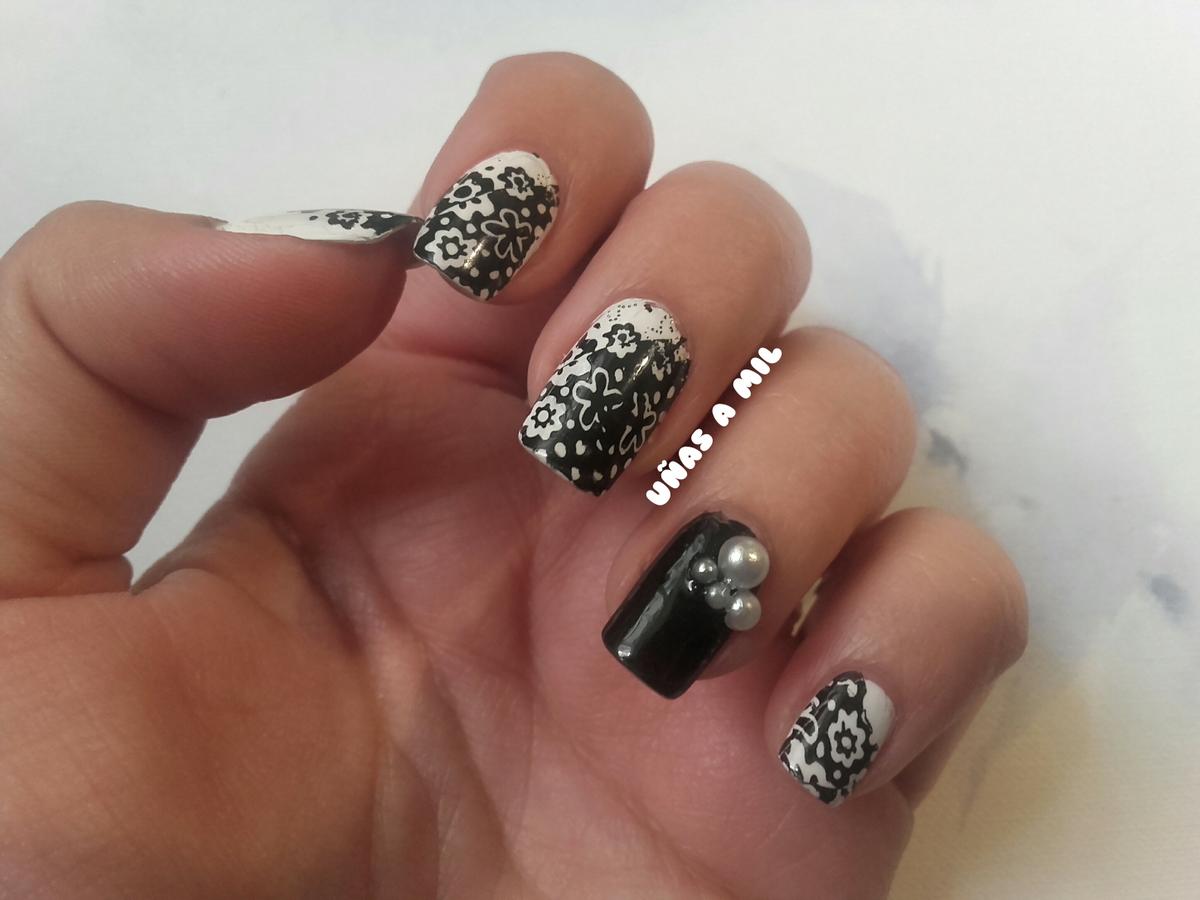 uñas_a_mil_nail_art_diseño_decoracion_uñas_blanco_negro_black_white_flores_perlas_estampacion_stamping (1)