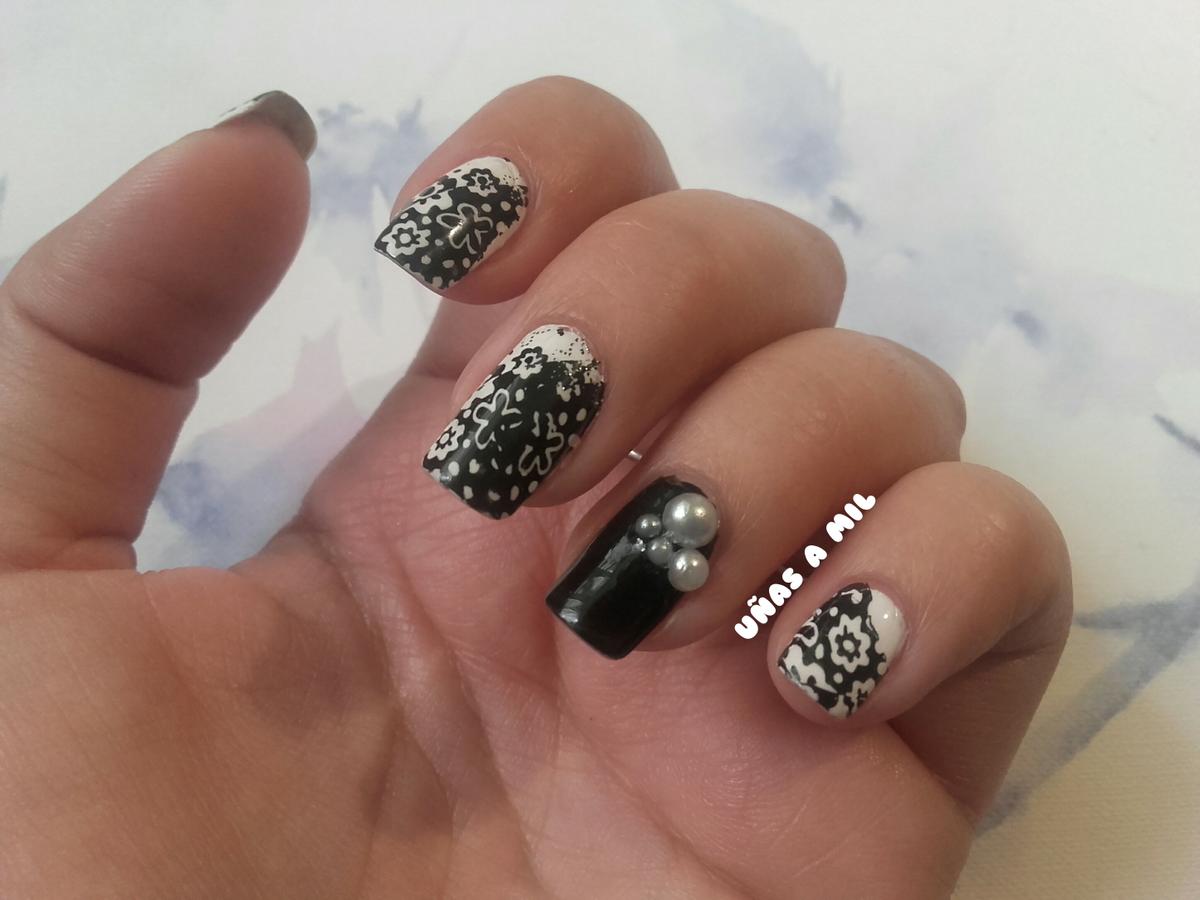 uñas_a_mil_nail_art_diseño_decoracion_uñas_blanco_negro_black_white_flores_perlas_estampacion_stamping (4)