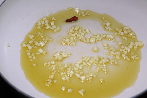 pochar-la-cebolla-con-la-guindilla