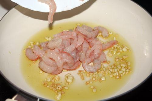 sofreir-las-gambas-con-el-ajo