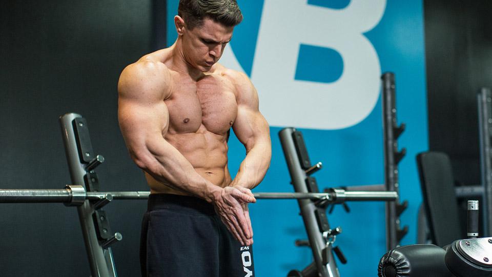 No solo bajes el peso cuando termines un set. Ve como los ejercicios isométricos pueden magnificar la composición de tu pecho en este nuevo entrenamiento de pecho completo.