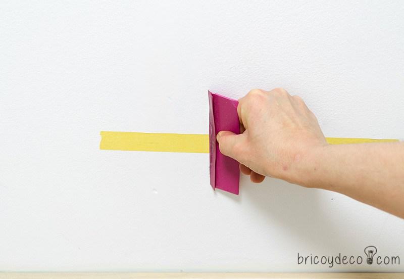 colocar la cinta de enmascarar para pintarcon una espátula