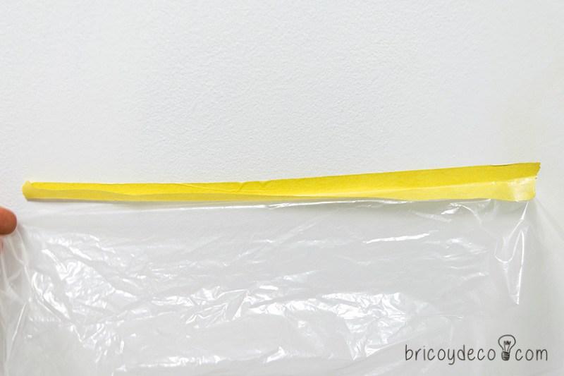 cómo proteger la pared con cinta de enmascarar para pintar y plástico