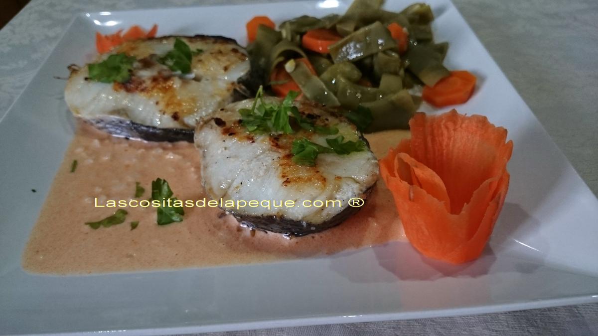 Merluza con salsa de ajos y pimentón con verduras al vapor4