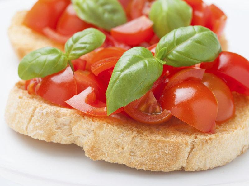 Tosta-de-pan-con-tomate-a-las-finas-hierbas_ampliacion