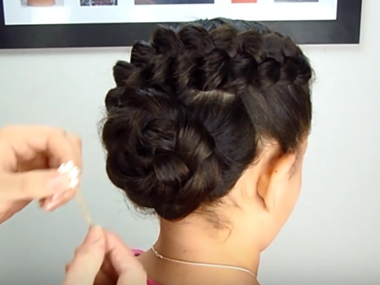 sujeta tu mono estilo rosa con horquillas