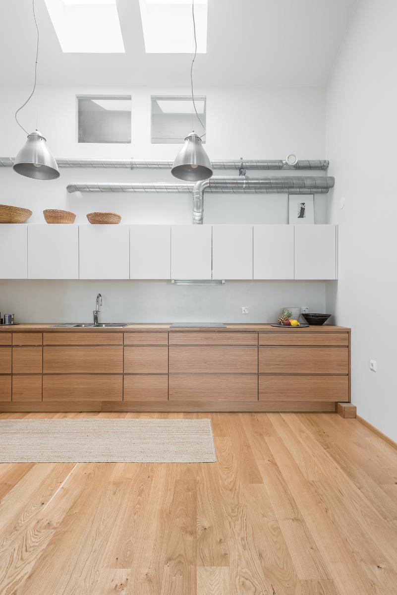 Combinar blanco y madera. Si quieres calidez en tu casa... ¡Ni lo dudes!