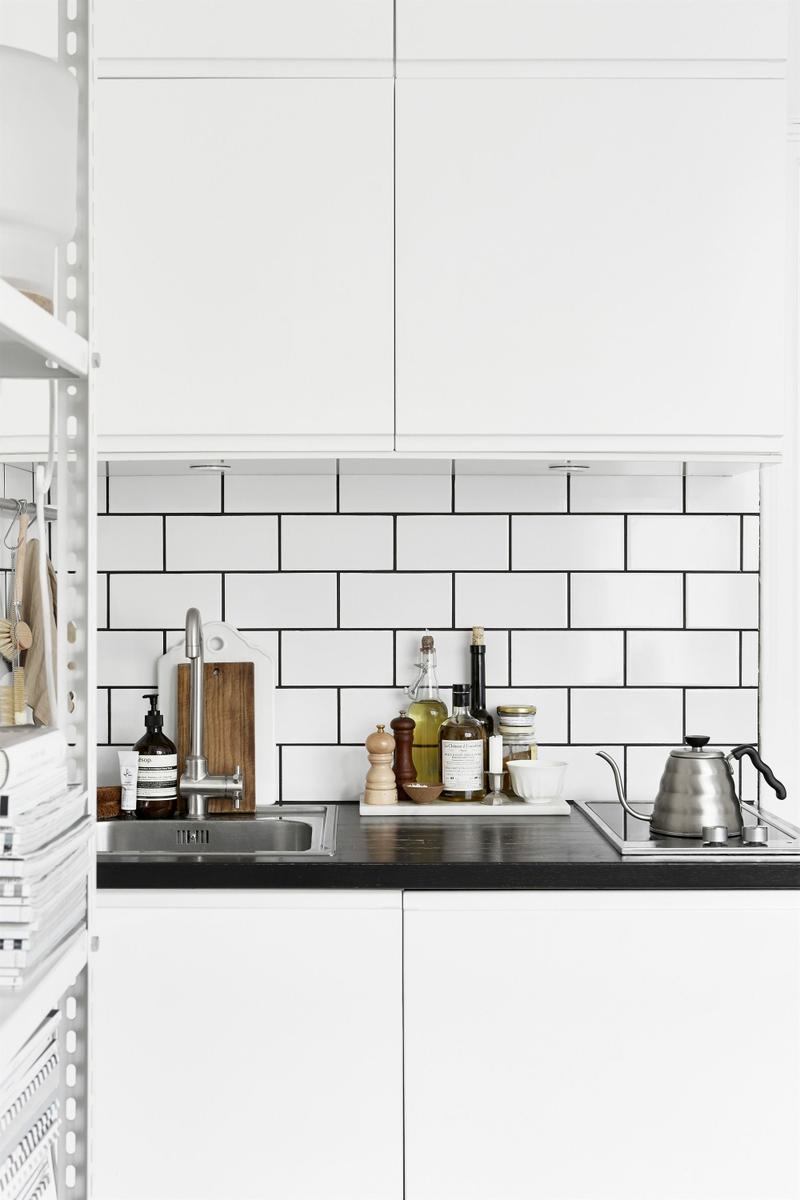 decorar_un_piso_de_20m2_cocina_blanca_con_azulejos_rectangulares