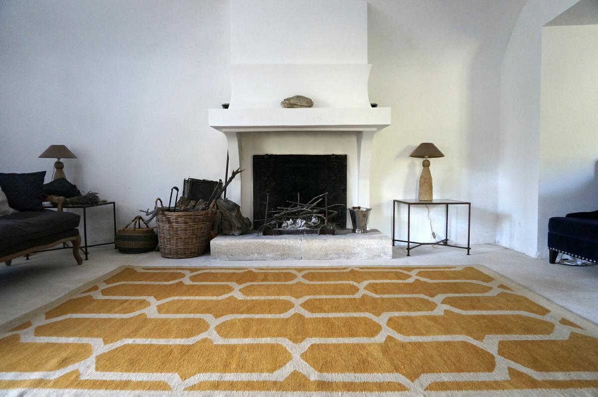 alfombras de lana_kilim_Salon con chimenea_