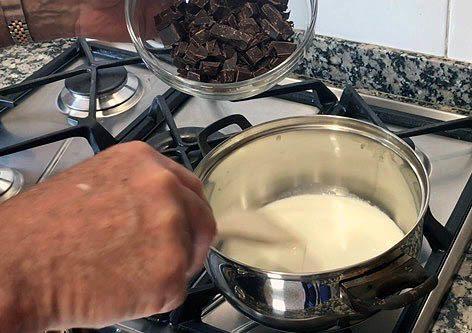 coca de llavaneres rellena de chocolate10