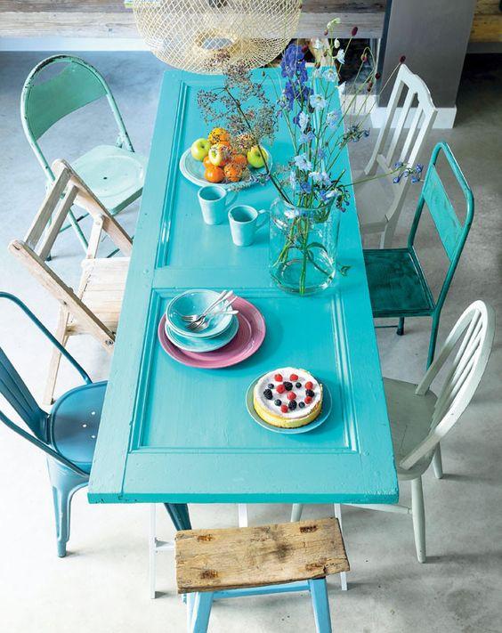 tendencias_de_decoración_para_el_verano_2016_sobre_mesa_puerta_pintada_en_azul
