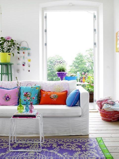 tendencias_de_decoración_para_el_verano_2016_salón_con_textiles_de_colores_intensos