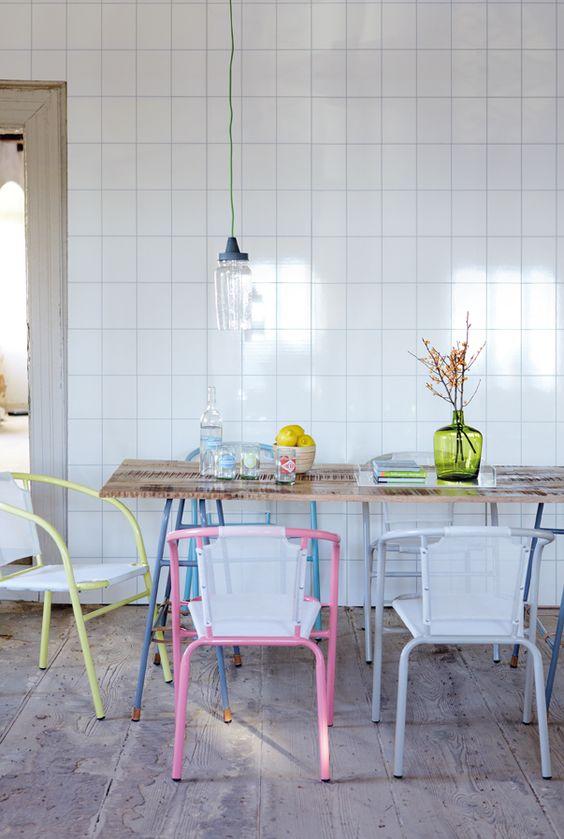tendencias_de_decoración_para_el_verano_2016_espacio_office_con_sillas_color_pastel