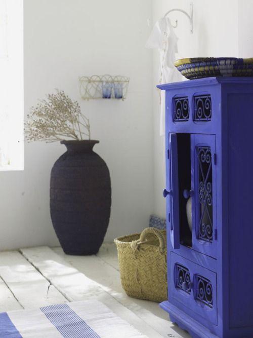 tendencias_de_decoración_para_el_verano_2016_vitrina_pintada_en_azul_eléctrico