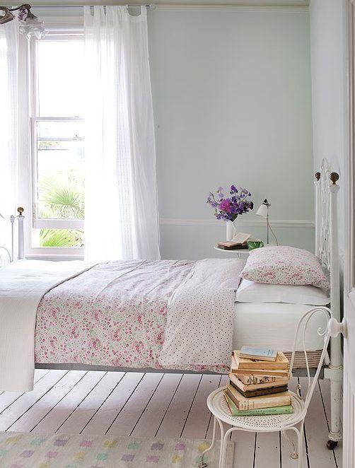 tendencias_de_decoración_para_el_verano_2016_dormitorio_de_estilo_romántico_decorado_con_tejidos_con_flores