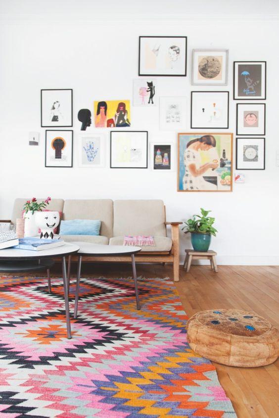 tendencias_de_decoración_para_el_verano_2016_salón_con_alfombra_estampado_geométrico