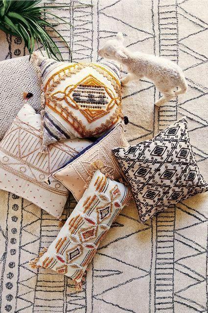 tendencias_de_decoración_para_el_verano_2016_detalle_alfombra_cojines_con_estampado_geométrico