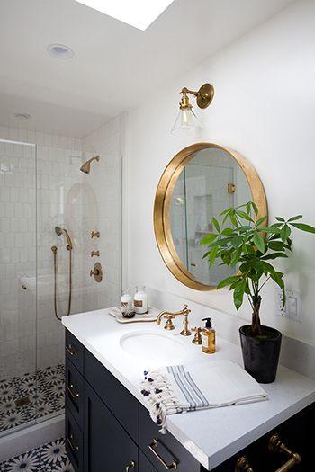 tendencias_de_decoración_para_el_verano_2016_baño_con_detalles_en_oro
