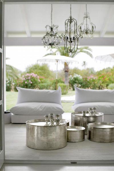 tendencias_de_decoración_para_el_verano_2016_exterior_con_lámparas_de_araña_metálicas