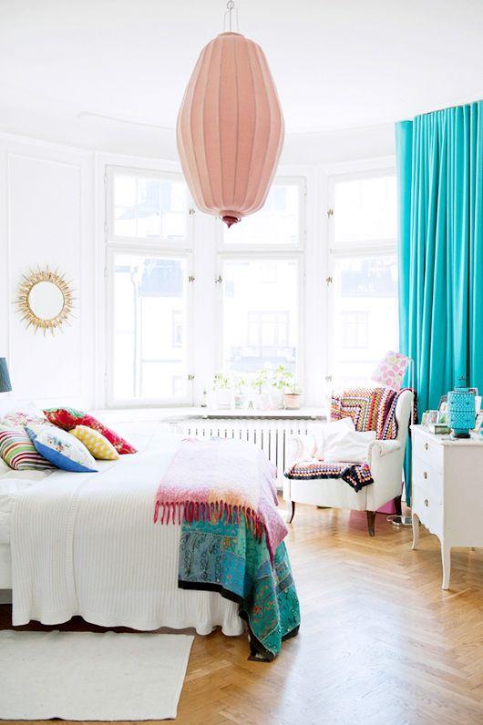 tendencias_de_decoración_para_el_verano_2016_dormitorio_decorado_con_colores_intensos