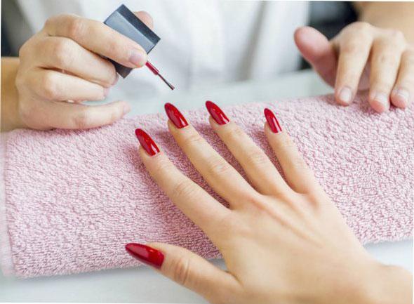 Cómo pintar y decorar uñas acrílicas