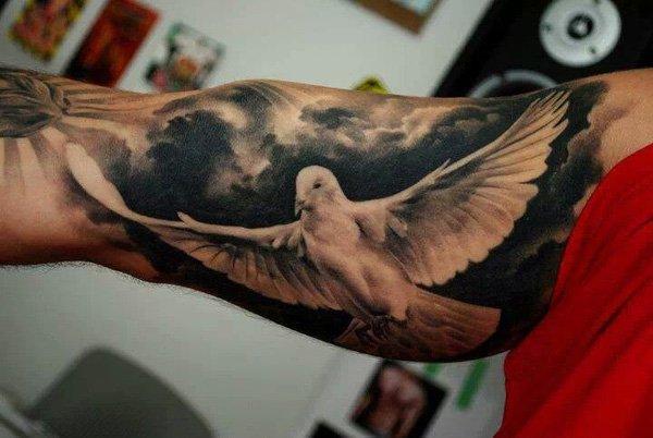 Tatuajes de palomas en el brazo