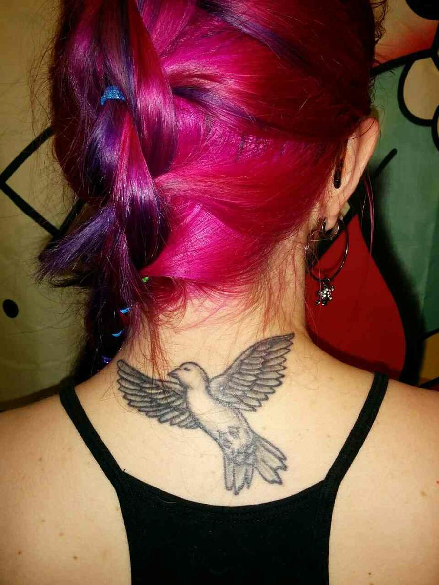 Tatuajes de palomas en el cuello