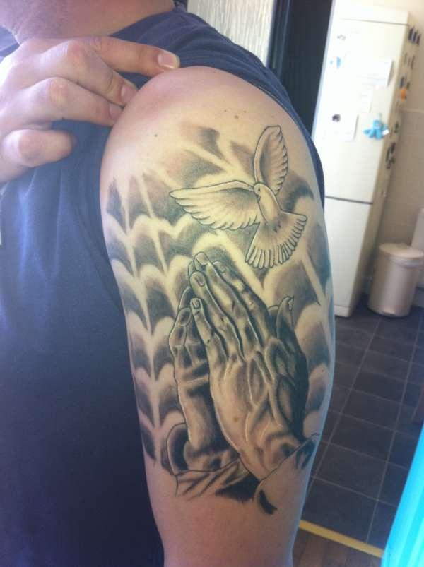 Tatuaje de paloma rezando