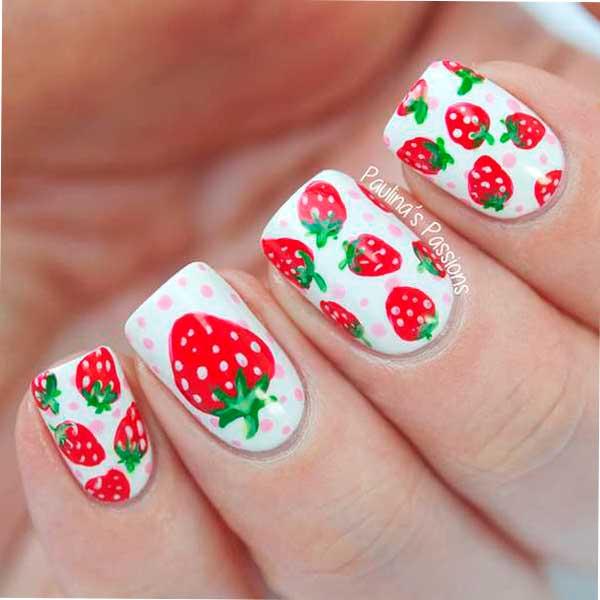 Modelo-de-uñas-de-gel-con-fresas