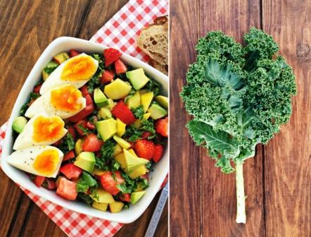 Ensalada con kale, tomates y fresas del huerto