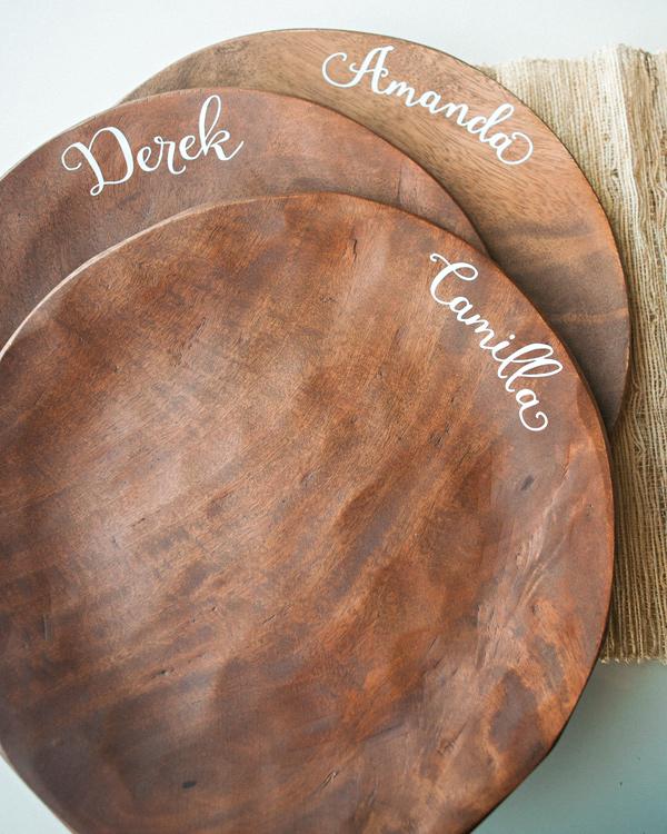 3_DIY_para_decorar_una_mesa_de_verano_platos_con_caligrafía