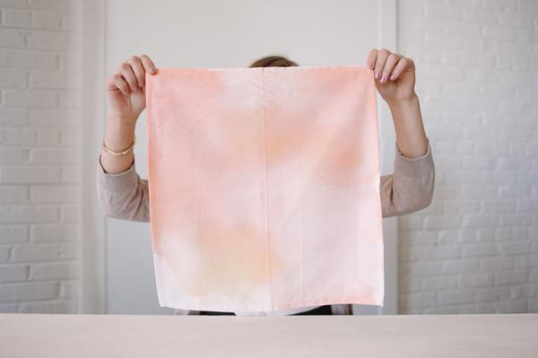 3_DIY_para_decorar_una_mesa_de_verano_servilletas_con_degradado_de_colores