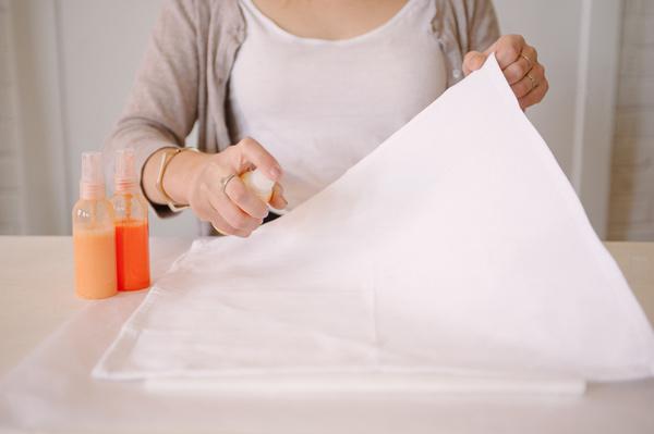 3_DIY_para_decorar_una_mesa_de_verano_rociar_color_en_servilletas_degradado_de_colores