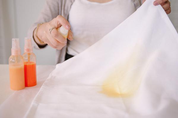 3_DIY_para_decorar_una_mesa_de_verano_rociar_color_en_servilletas_degradado_de_colores