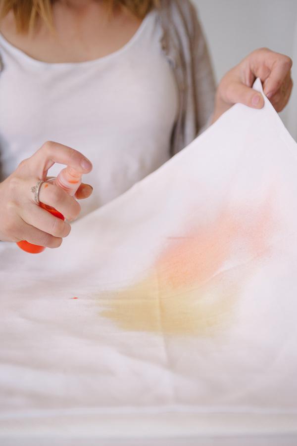 3_DIY_para_decorar_una_mesa_de_verano_mezcla_de_color_en_servilletas_degradado_de_colores