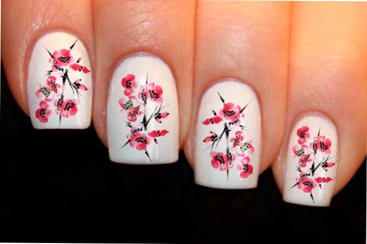 Uñas con flores japonesas