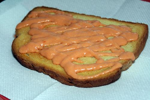 poner-en-la-base-de-la-tosta-u-poco-de-salmorejo