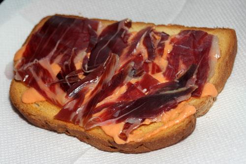 poner-el-jamon-sobre-el-salmorejo