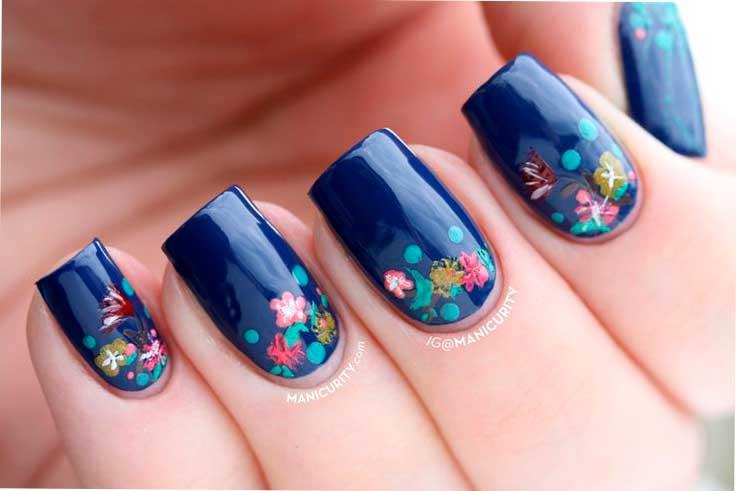 Uñas azules con flores 2016