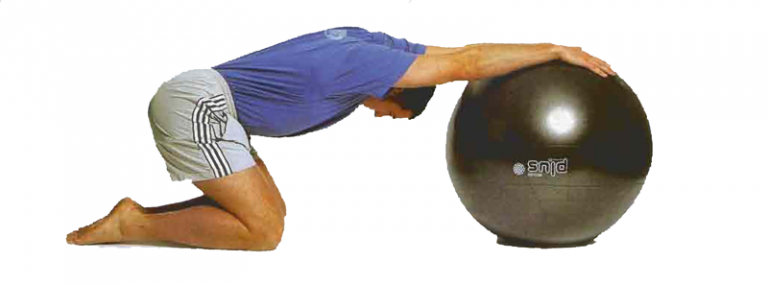 ejercicio estiramiento de hombros con pelota