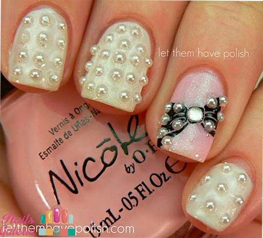 Manicura con perlas para novias