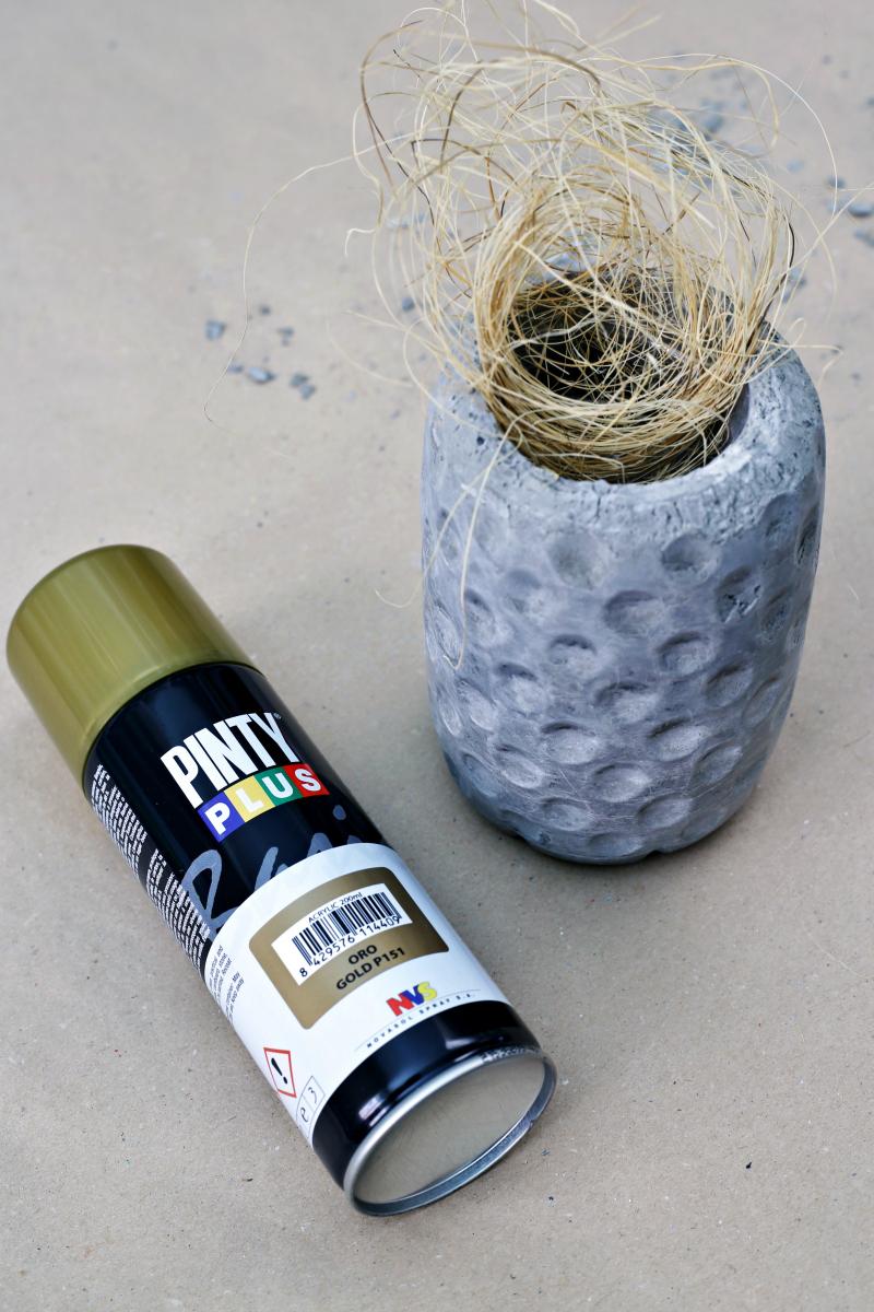 Macetero con una botella de Granini y Pintyplus 3