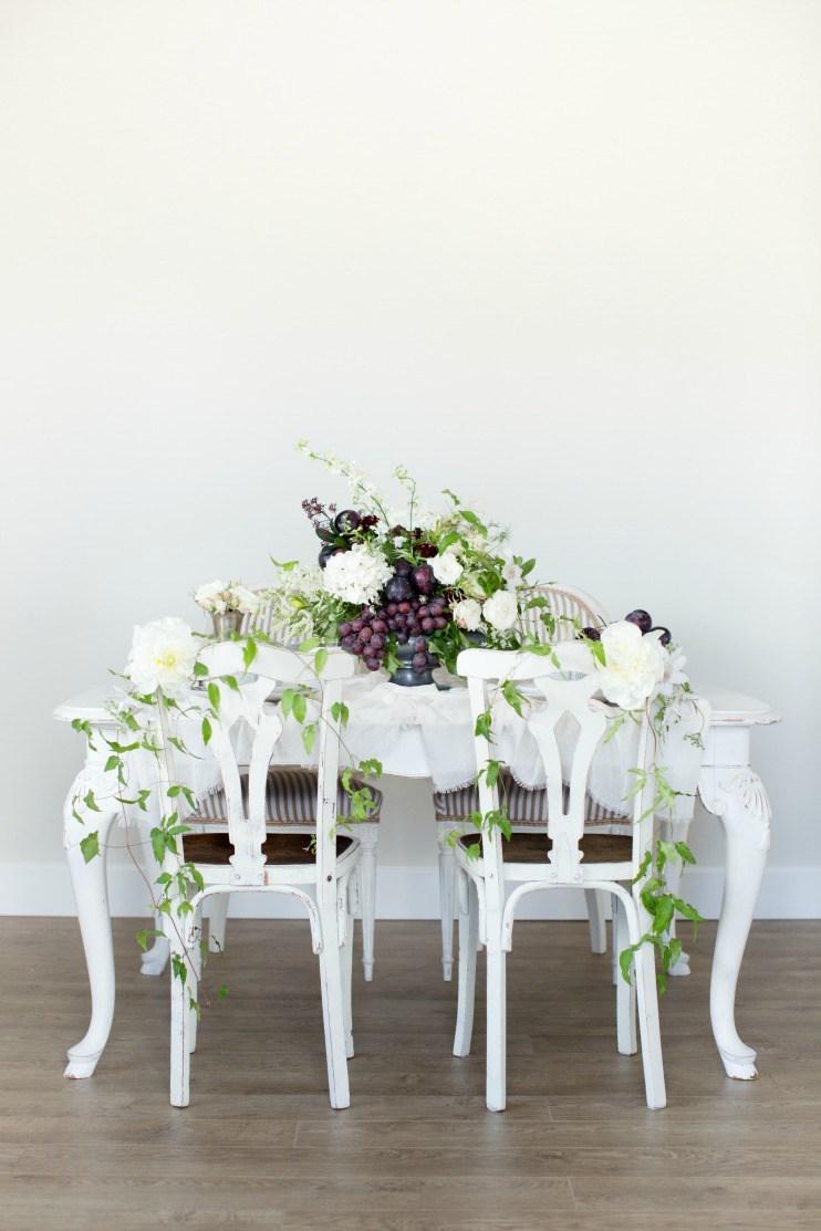 Decorando una mesa con frutas y flores en All Lovely Party
