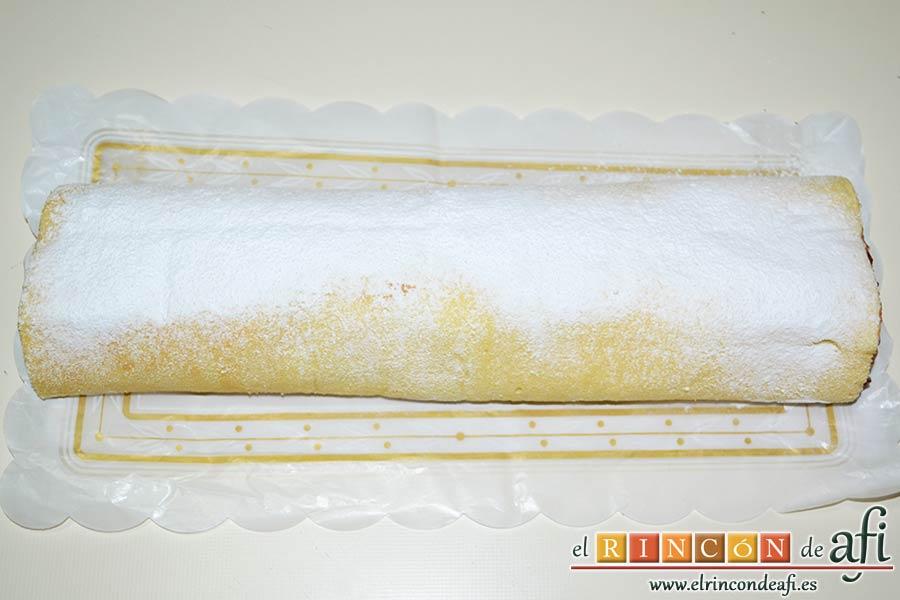 Brazo de gitano relleno de nata (crema de leche) y fresa, terminar de enrollar, dejando la unión hacia debajo