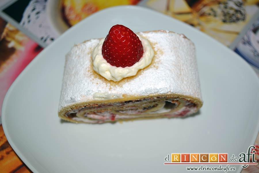 Brazo de gitano relleno de nata (crema de leche) y fresa, sugerencia de presentación