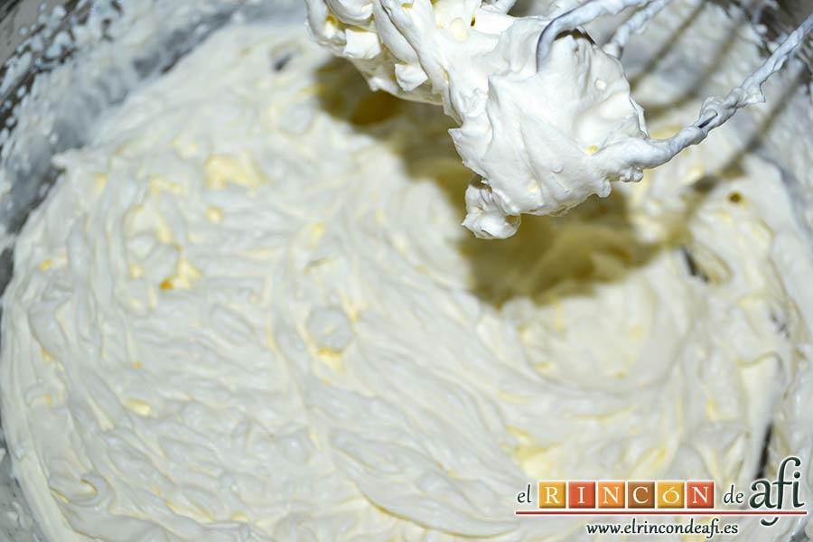 Brazo de gitano relleno de nata (crema de leche) y fresa, montar la nata (crema de leche) con azúcar