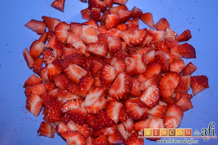 Brazo de gitano relleno de nata (crema de leche) y fresa, lavar y picar las fresas