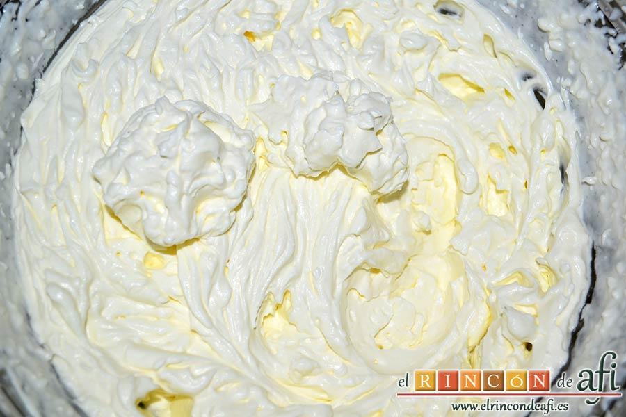 Brazo de gitano relleno de nata (crema de leche) y fresa, reservar un poco de nata (crema de leche) para decorar