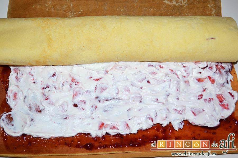 Brazo de gitano relleno de nata (crema de leche) y fresa, enrollar poco a poco