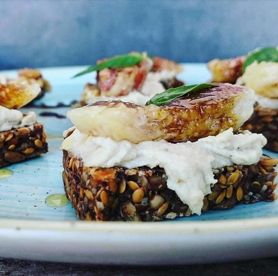Higos con queso y miel de caña